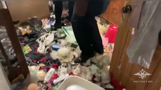 Мать бросила трёхлетнего мальчика в захламлённой красноярской квартире