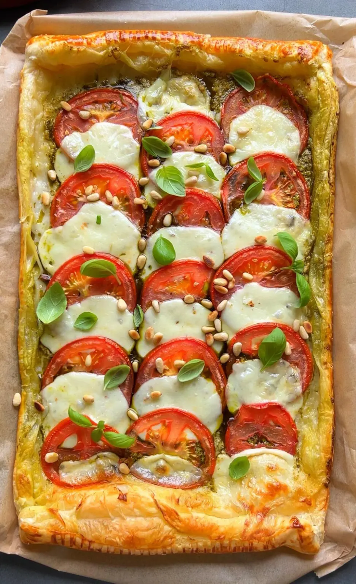 Легкая пицца капрезе на слоеном тесте всего за 20 минут