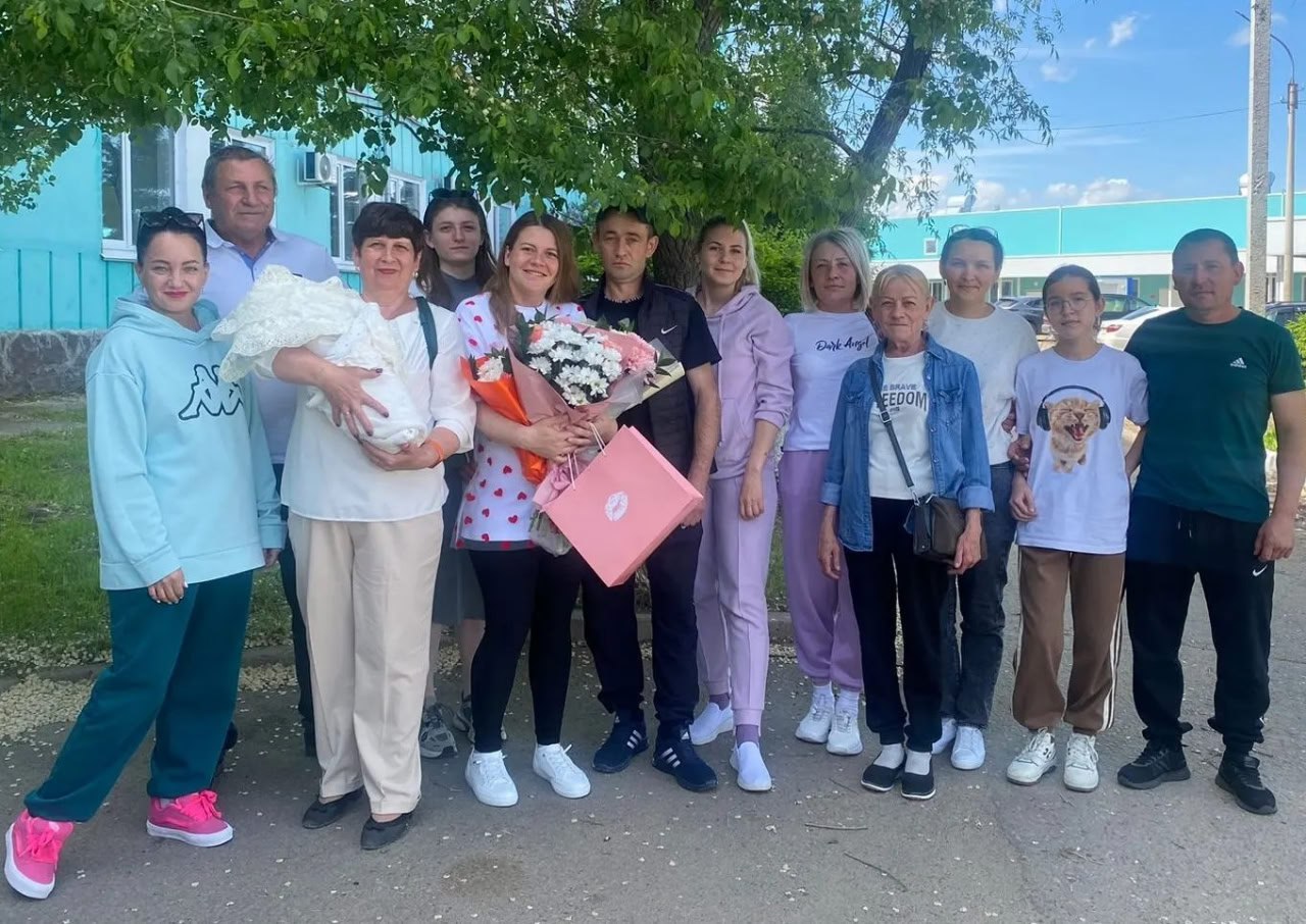 Семья Четвериковых из Минусинского округа и семья Трофимовых из Козульского округа награждены медалями ордена «Родительская слава»