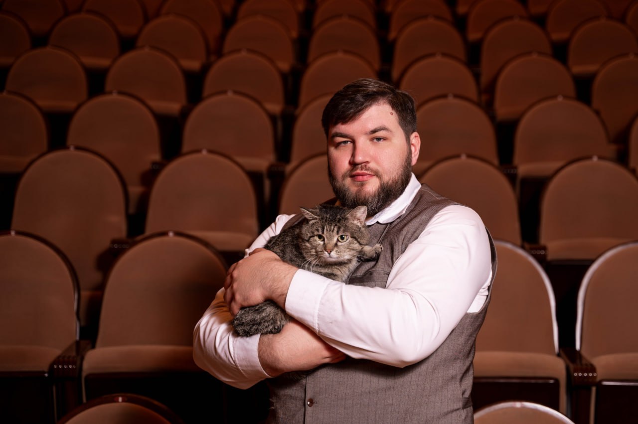 Артисты красноярской филармонии снялись с бездомными котами, чтобы помочь им найти дом