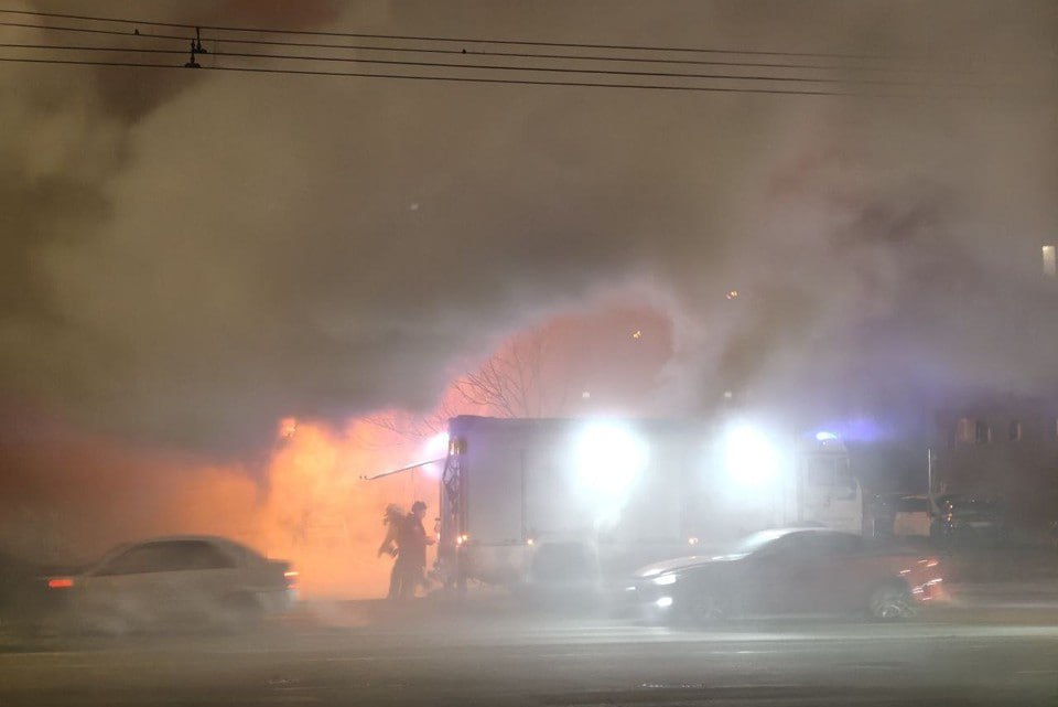 Крупный пожар вспыхнул на складе в поселке Красноярского края