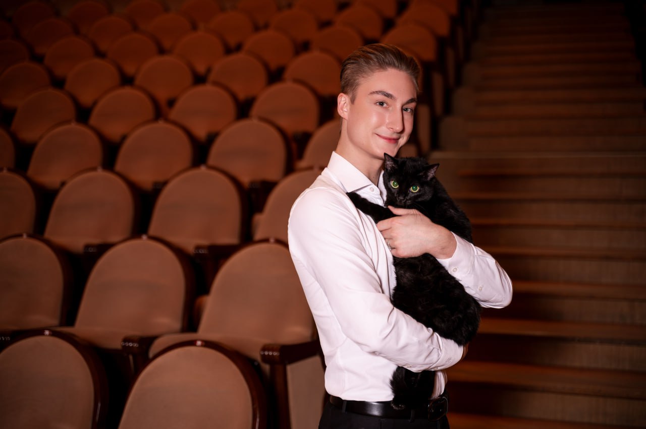 Артисты красноярской филармонии снялись с бездомными котами, чтобы помочь им найти дом Артисты красноярской филармонии снялись с бездомными котами, чтобы помочь им найти дом