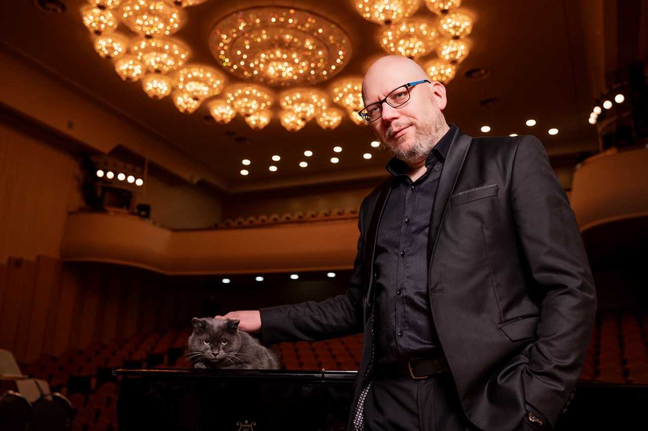 Артисты красноярской филармонии снялись с бездомными котами, чтобы помочь им найти дом Артисты красноярской филармонии снялись с бездомными котами, чтобы помочь им найти дом