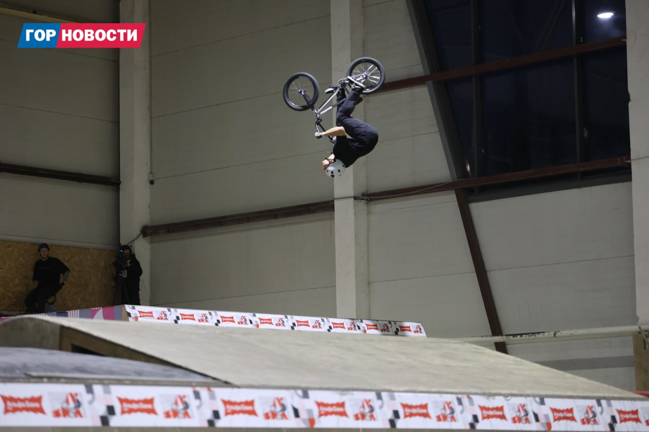 Как им это удаётся?. Кубок России по BMX фристайлу показал: законы гравитации для этих райдеров — просто рекомендация! Наш фотограф Михаил Шуклин снял хронику взлётов и приземлений Как им это удаётся?. Кубок России по BMX фристайлу показал: законы гравитации для этих райдеров — просто рекомендация! Наш фотограф Михаил Шуклин снял хронику взлётов и приземлений