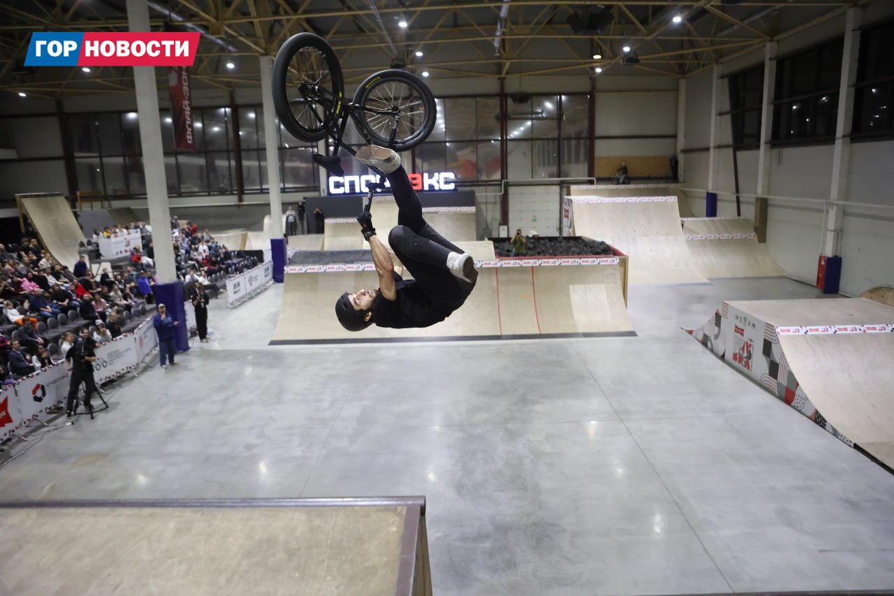 Как им это удаётся?. Кубок России по BMX фристайлу показал: законы гравитации для этих райдеров — просто рекомендация! Наш фотограф Михаил Шуклин снял хронику взлётов и приземлений Как им это удаётся?. Кубок России по BMX фристайлу показал: законы гравитации для этих райдеров — просто рекомендация! Наш фотограф Михаил Шуклин снял хронику взлётов и приземлений