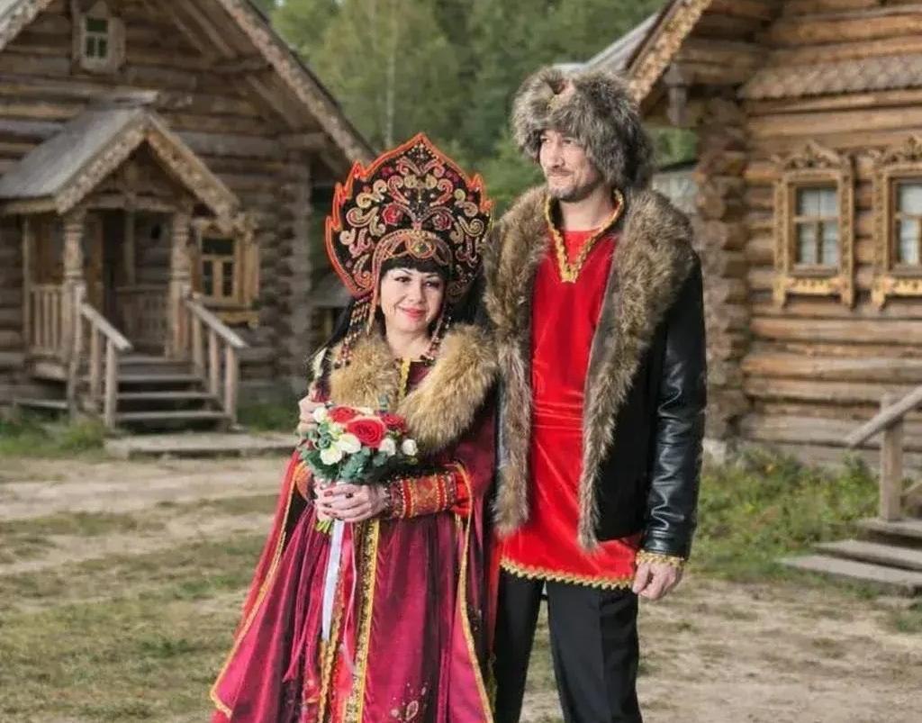 Кокошник и меховая шапка: в Березовском ЗАГСе прошла необычная свадьба