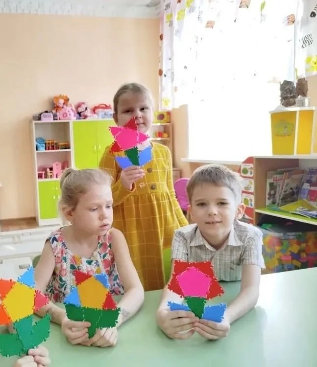 В детских садах Красноярска уже чувствуется приближение 8 марта: малыши мастерят открытки, вырезают цветы из бумаги и рисуют портреты мам и бабушек В детских садах Красноярска уже чувствуется приближение 8 марта: малыши мастерят открытки, вырезают цветы из бумаги и рисуют портреты мам и бабушек