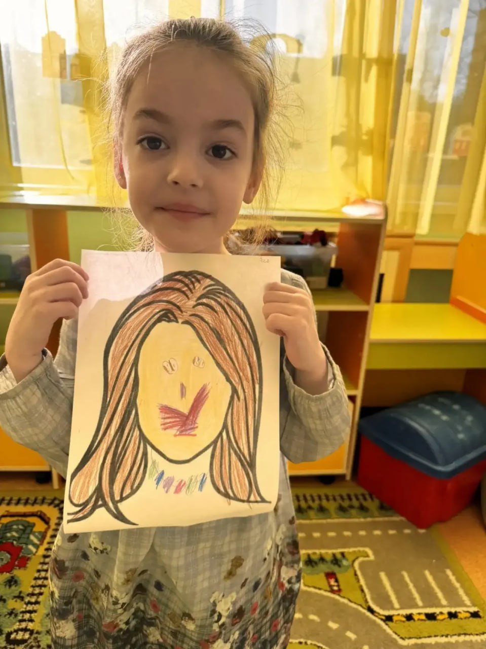 В детских садах Красноярска уже чувствуется приближение 8 марта: малыши мастерят открытки, вырезают цветы из бумаги и рисуют портреты мам и бабушек В детских садах Красноярска уже чувствуется приближение 8 марта: малыши мастерят открытки, вырезают цветы из бумаги и рисуют портреты мам и бабушек