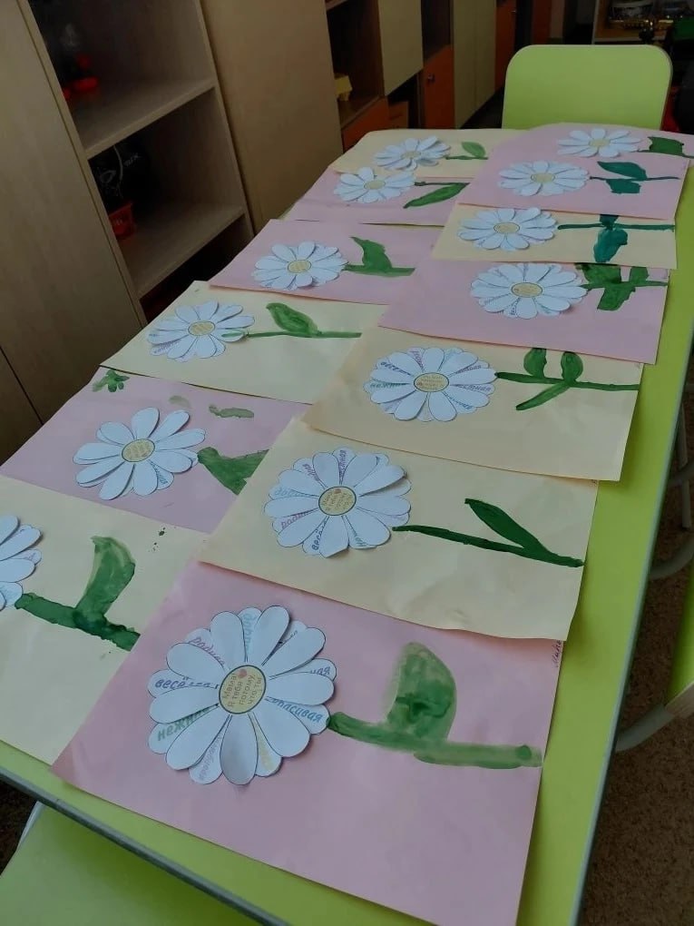 В детских садах Красноярска уже чувствуется приближение 8 марта: малыши мастерят открытки, вырезают цветы из бумаги и рисуют портреты мам и бабушек В детских садах Красноярска уже чувствуется приближение 8 марта: малыши мастерят открытки, вырезают цветы из бумаги и рисуют портреты мам и бабушек