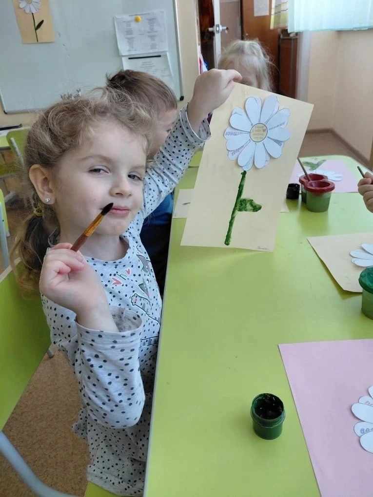В детских садах Красноярска уже чувствуется приближение 8 марта: малыши мастерят открытки, вырезают цветы из бумаги и рисуют портреты мам и бабушек