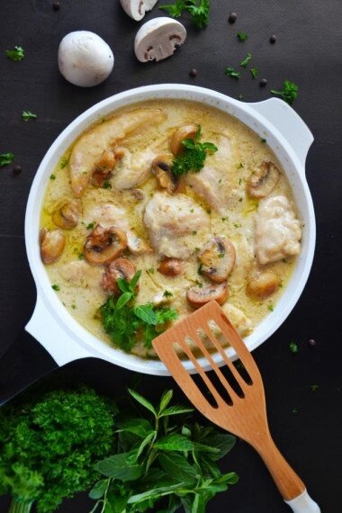 Курица с грибами в сметанном соусе