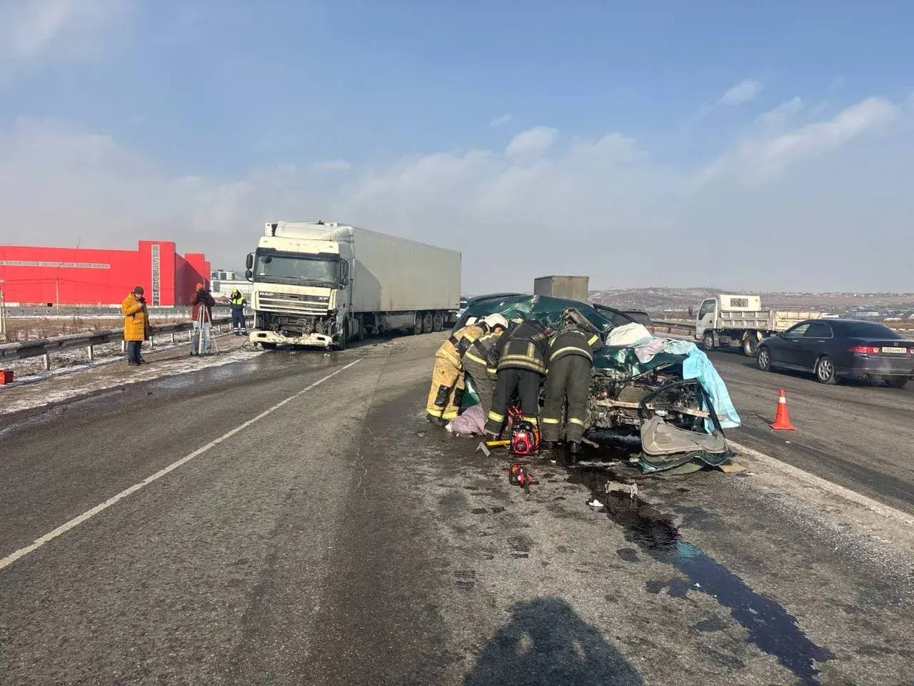 Сотрудники полиции выясняют обстоятельства смертельной аварии в Емельяновском округе