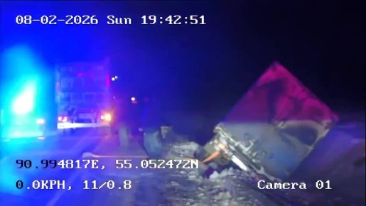 В Балахтинско-Новоселовском округе сотрудники Госавтоинспекции помогли вытащить грузовик, съехавший в кювет