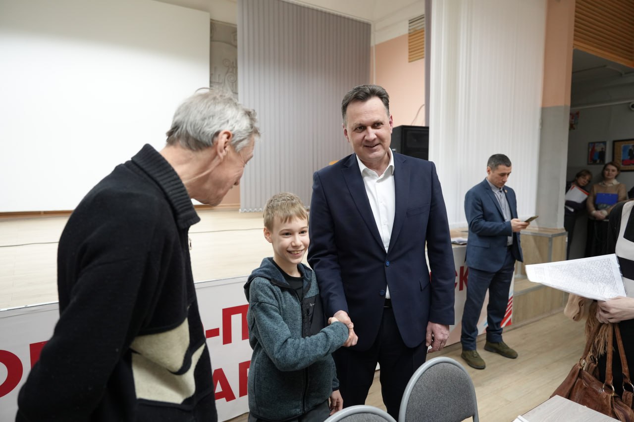 Глава Красноярска Сергей Верещагин встретился с жителями Ленинского района Глава Красноярска Сергей Верещагин встретился с жителями Ленинского района