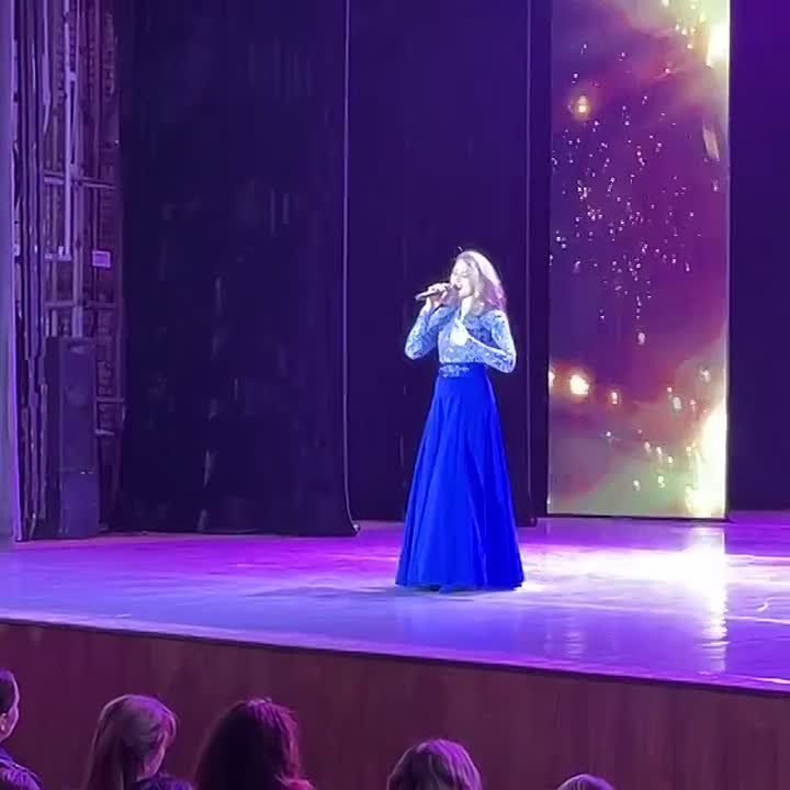 Зал сегодня полон света и улыбок