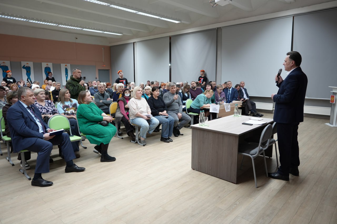 Глава Красноярска Сергей Верещагин встретился с жителями Ленинского района Глава Красноярска Сергей Верещагин встретился с жителями Ленинского района