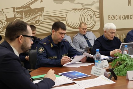 Начальник ГУФСИН России по Красноярскому краю Антон Ефаркин принял участие в выездном заседании комитета по делам села и агропромышленной политике Законодательного Собрания Красноярского края