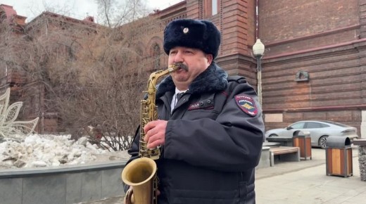 В Красноярске полицейские устроили музыкальный сюрприз для прекрасных дам