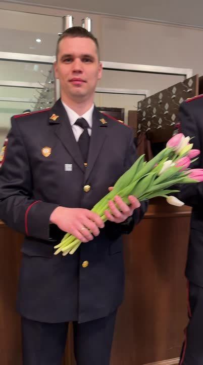 Прямо сейчас в Главном управлении МВД России по краю прекрасных дам встречают классические мелодии и охапки тюльпанов!