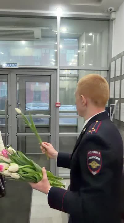 Любимых девушек поздравляем и тут и там