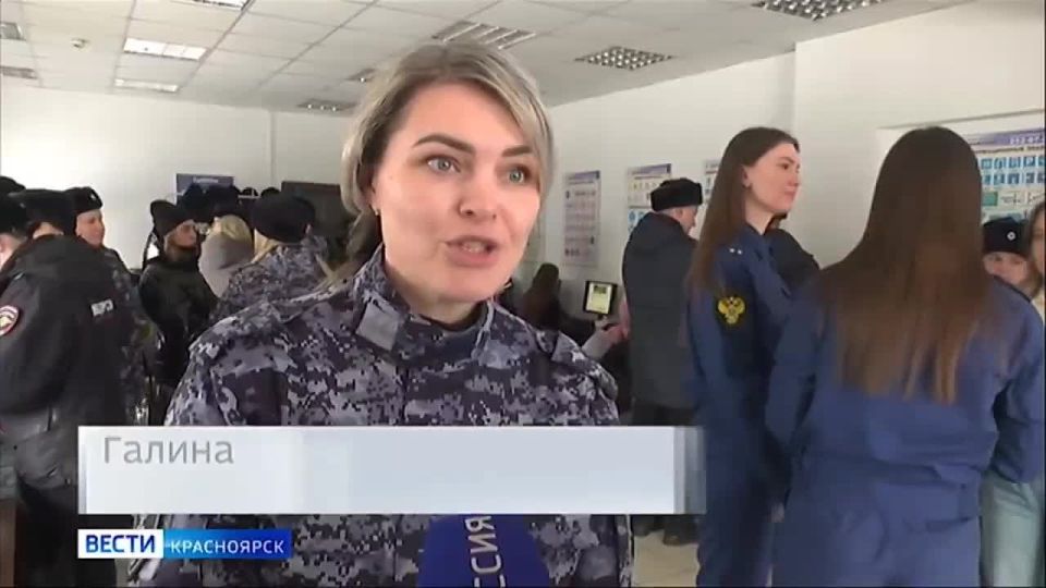 В Красноярске прошёл автопоединок девушек в погонах