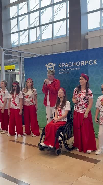 Вот так ярко и с песнями встречали гостей города в аэропорту Красноярск