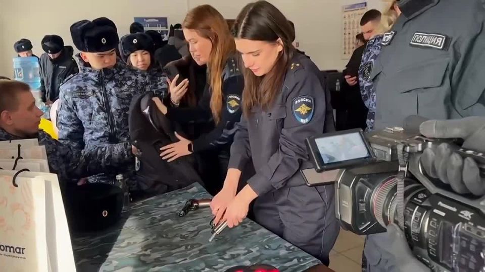 Вчера в Красноярске прошло традиционное женское автосостязание «Девушки в погонах», приуроченное к празднованию 8 Марта