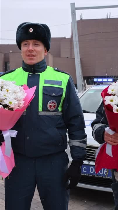 Сотрудники ДПС поздравляют красноярок с 8 Марта