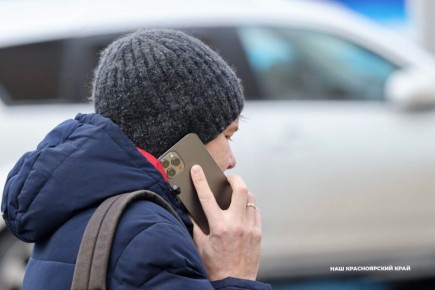 За 2025 год количество телефонных мошенничеств в регионе сократилось на 6%, удаленных краж стало меньше на 17%, а на 20% снизился ущерб, нанесенный злоумышленниками, – с 3,3 млрд рублей в 2024 году до 2,6 млрд, сообщили в ГУ...