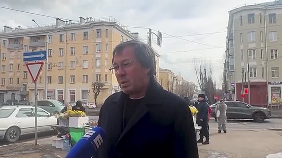 КРАСНОЯРЦЫ РАСКУПАЮТ ТЮЛЬПАНЫ: ВЛАСТИ ОПРЕДЕЛИЛИ СПИСОК МЕСТ ДЛЯ ТОРГОВЛИ