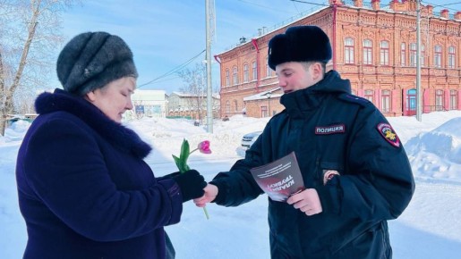 Цветы, улыбки и безопасность: как полицейские Красноярского края поздравляли автоледи с приближающимся весенним праздником