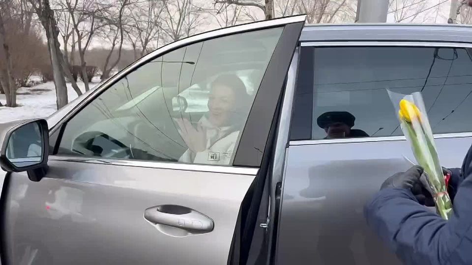 В преддверии Международного женского дня в Красноярске продолжают дежурить «цветочные патрули» Госавтосинспекции