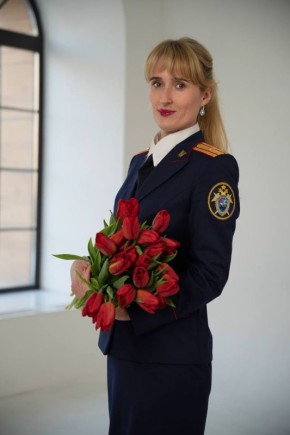 Еще одна прекрасная представительница Главного следственного управления Следственного комитета Российской Федерации по Красноярскому краю и Республике Хакасия - инспектор отдела кадров майор юстиции Иванова Екатерина Юрьевна