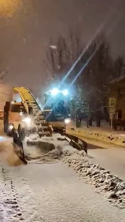 В Красноярске ликвидируют последствия снегопада