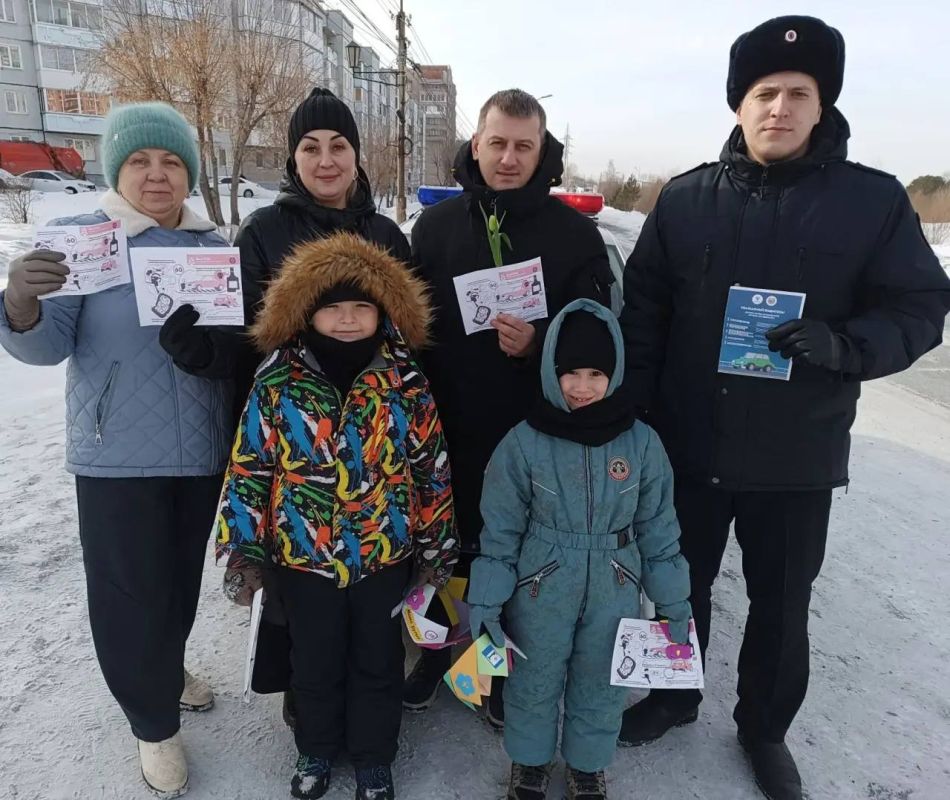 В Ачинске Госавтоинспекторы, общественники и отряд ЮИД вышли на улицы города, чтобы поздравить женщин-водителей с праздником и напомнить о важном