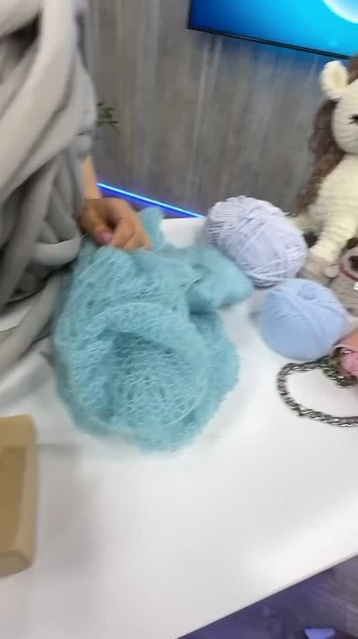 Из гигантской пряжи вяжет изделия наша гостья