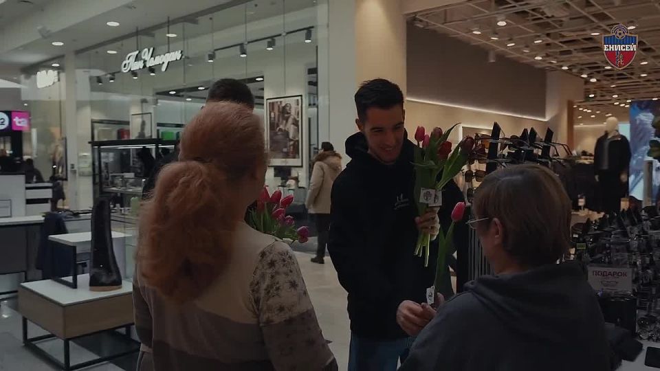 Футболисты «Енисея» поздравили красноярок с 8 Марта тюльпанами и пригласили на матч