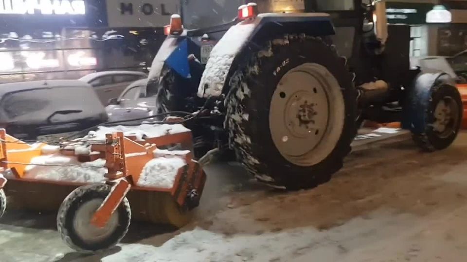 Ночью снег с дорог и тротуаров города убирали 51 единица техники