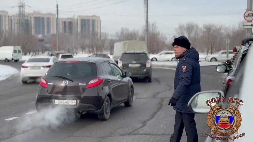 Накануне 8 Марта, вместо привычных проверок документов и предупреждений, автоледи краевого центра ждал приятный сюрприз – «цветочный автопатруль», возглавляемый лично командиром полка ДПС Андреем Исаенко