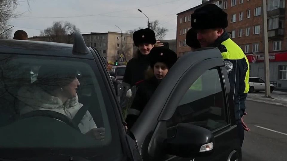 В Минусинске кадетско-полицейский патруль принял участие в праздничной акции «Цветы для автоледи»
