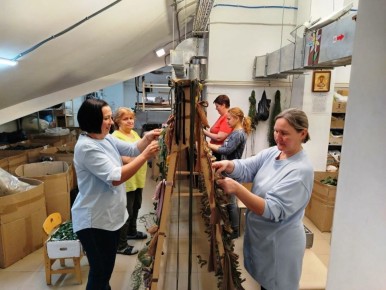 Норильские волонтеры изготовили маскировочные сети и снаряжение для участников спецоперации