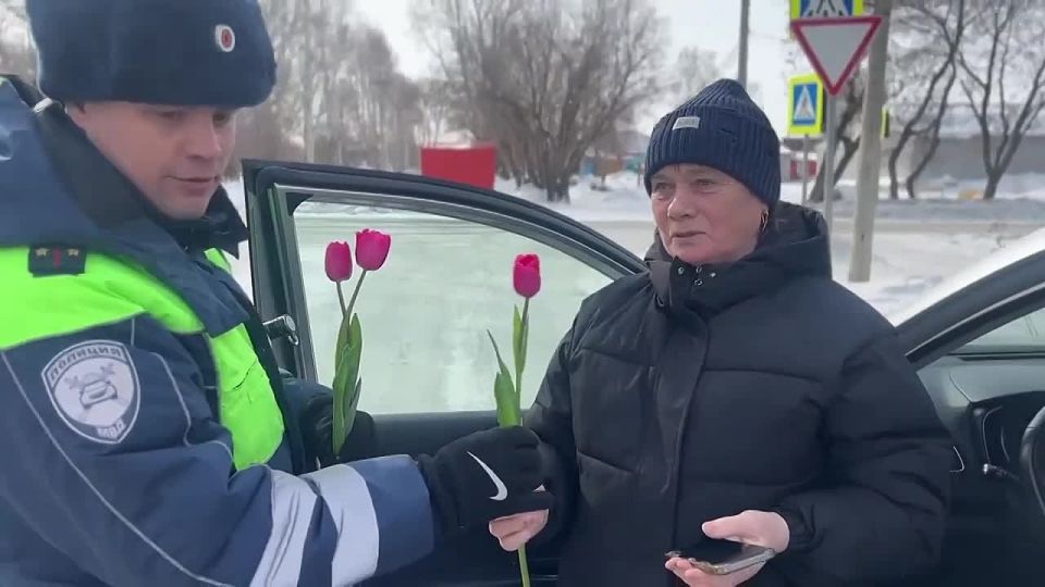 В преддверии 8 Марта на дорогах Иланского стало чуточку теплее…