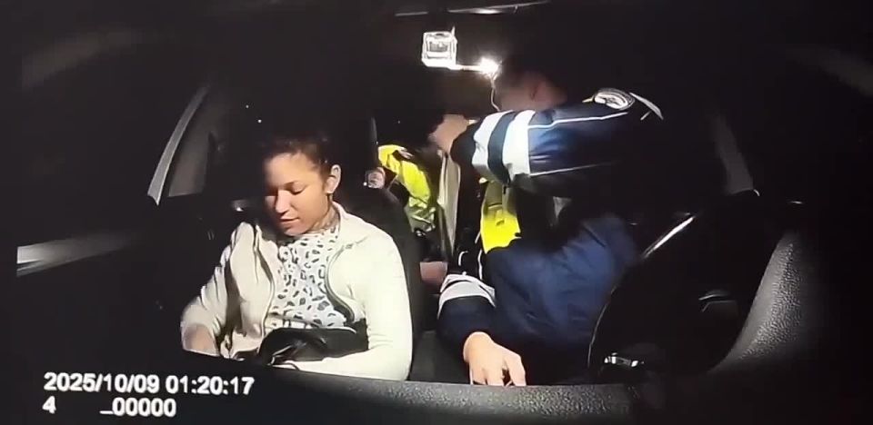 ПЬЯНАЯ ДЕВУШКА УГНАЛА АВТОМОБИЛЬ ДРУГА