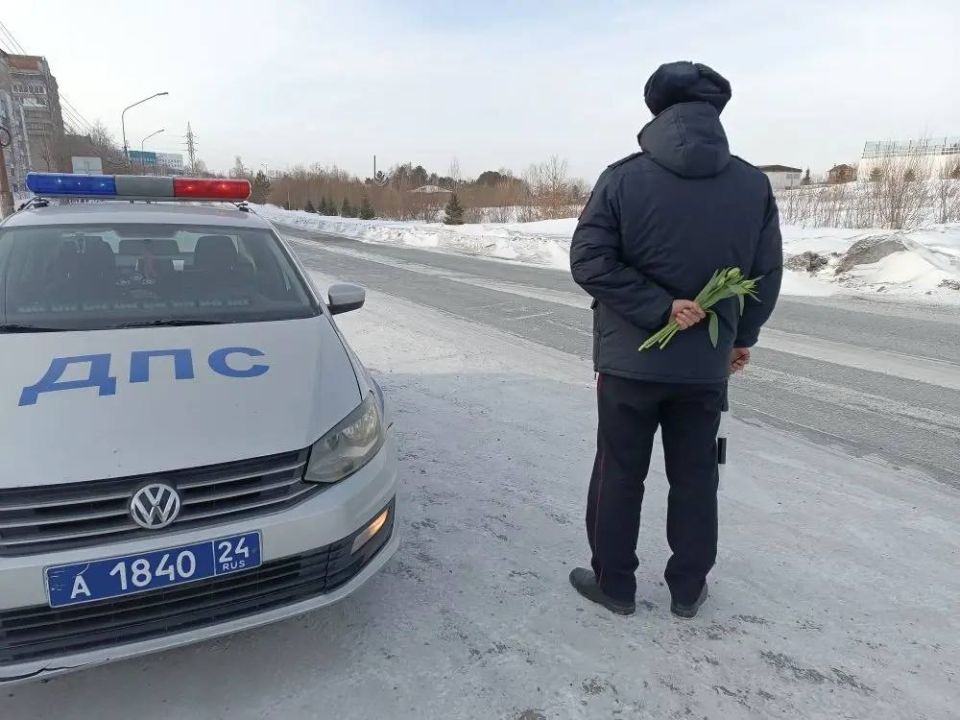 В Ачинске сотрудники Госавтоинспекции, общественники и отряд ЮИД детского сада № 21 присоединились к акции «Цветы для автоледи»