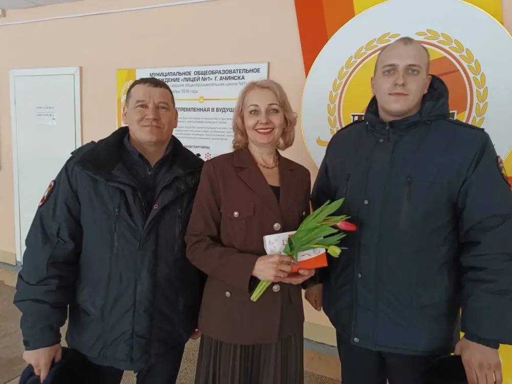 Сотрудники Госавтоинспекции Ачинска поздравили ветеранов и семьи погибших сотрудников с 8 Марта