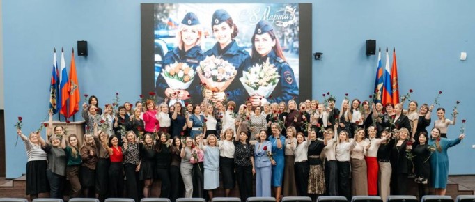 Мужчины в погонах из Управления по вопросам миграции краевого Главка исполнили главные песни весны