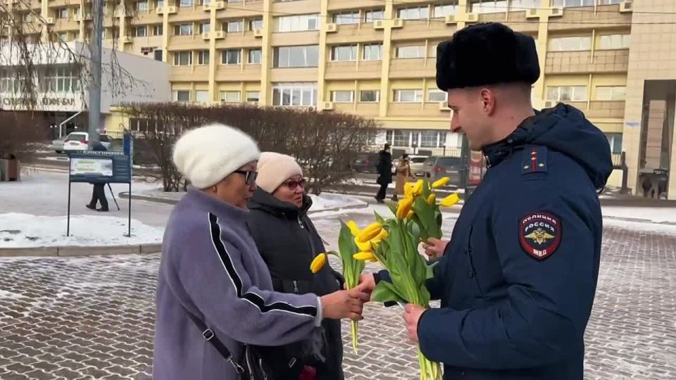 Красноярские полицейские присоединились к всероссийской акции МВД «8 марта – в каждый дом»