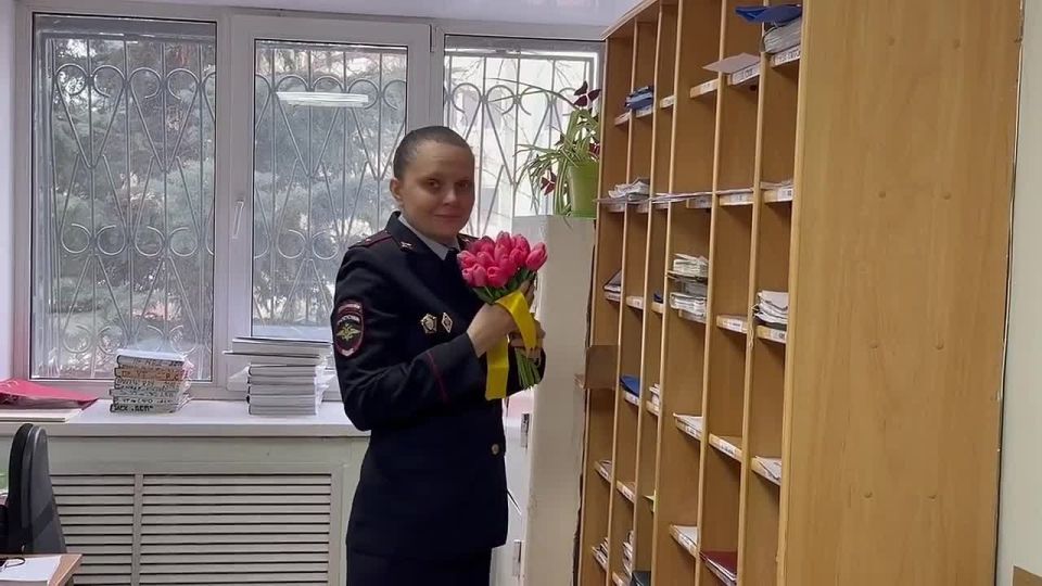 Транспортные полицейские Кузбасса поздравили коллег-женщин с 8 марта