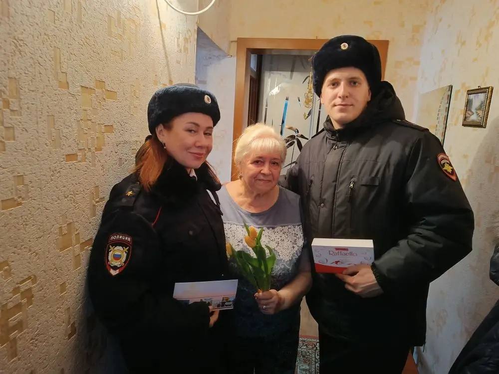 Сотрудники Госавтоинспекции Ачинска поздравили ветеранов и семьи погибших сотрудников с 8 Марта Сотрудники Госавтоинспекции Ачинска поздравили ветеранов и семьи погибших сотрудников с 8 Марта