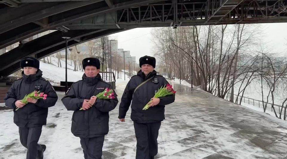 В Красноярске сотрудники ППС создают праздничное настроение на улицах города!